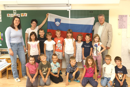 Grahovo Prevzem knjig Občine Cerknica in zastave za prvošolčke 01  Foto Ljubo Vukelič